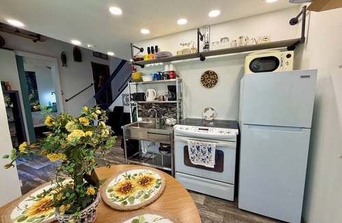 Ocklawaha House | NEW! Honey Paw Hideaway 2-bedroom house with AC in charming Ocklawaha