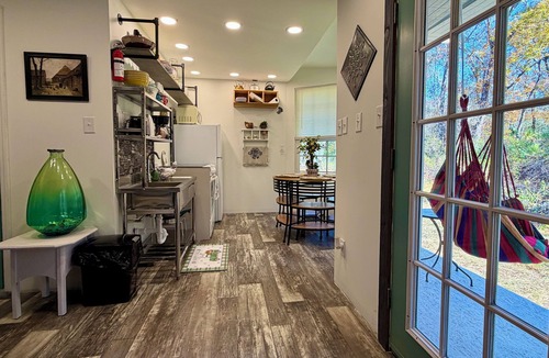 Ocklawaha House | NEW! Honey Paw Hideaway 2-bedroom house with AC in charming Ocklawaha
