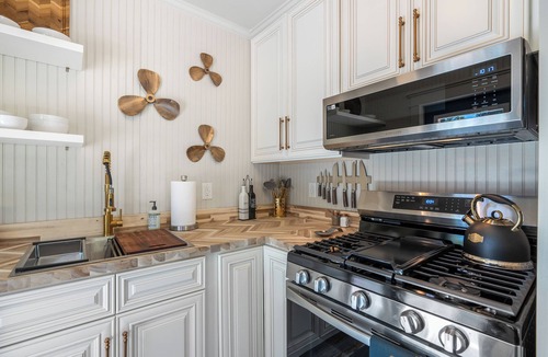Pensacola House | * New In-ground pool * Dog Friendly! * 2 miles from NAS, 12 miles to Pensacola Beach * 2 Bedrooms- Both Queen Beds * Astro Turfed & Concrete Yard * Washer & Dryer * Fire Pit * Smart TVs in Living Room & Primary Bedroom * Outd