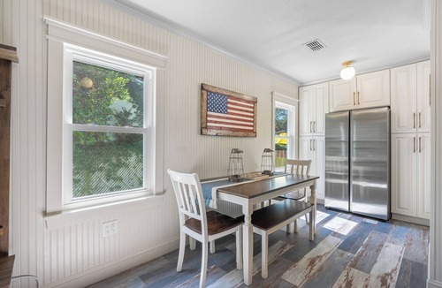 Pensacola House | * New In-ground pool * Dog Friendly! * 2 miles from NAS, 12 miles to Pensacola Beach * 2 Bedrooms- Both Queen Beds * Astro Turfed & Concrete Yard * Washer & Dryer * Fire Pit * Smart TVs in Living Room & Primary Bedroom * Outd