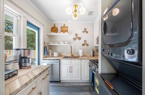 Pensacola House | * New In-ground pool * Dog Friendly! * 2 miles from NAS, 12 miles to Pensacola Beach * 2 Bedrooms- Both Queen Beds * Astro Turfed & Concrete Yard * Washer & Dryer * Fire Pit * Smart TVs in Living Room & Primary Bedroom * Outd