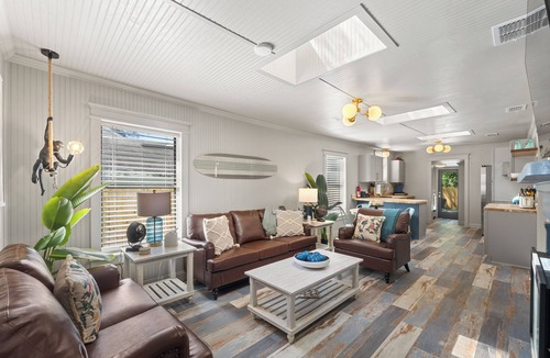 South Pensacola House | * New In-ground pool * Dog Friendly! * 4 miles to NAS, 10 miles to Pensacola Beach * 3 Bedrooms- King, Queen & Full Bed * Astro Turfed Yard * Washer & Dryer * Smart TVs in Living Room & Primary Bedroom * Outdoor Grill * 3 Car