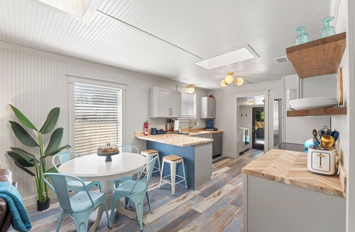 South Pensacola House | * New In-ground pool * Dog Friendly! * 4 miles to NAS, 10 miles to Pensacola Beach * 3 Bedrooms- King, Queen & Full Bed * Astro Turfed Yard * Washer & Dryer * Smart TVs in Living Room & Primary Bedroom * Outdoor Grill * 3 Car
