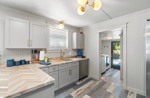 South Pensacola House | * New In-ground pool * Dog Friendly! * 4 miles to NAS, 10 miles to Pensacola Beach * 3 Bedrooms- King, Queen & Full Bed * Astro Turfed Yard * Washer & Dryer * Smart TVs in Living Room & Primary Bedroom * Outdoor Grill * 3 Car