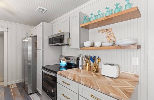 South Pensacola House | * New In-ground pool * Dog Friendly! * 4 miles to NAS, 10 miles to Pensacola Beach * 3 Bedrooms- King, Queen & Full Bed * Astro Turfed Yard * Washer & Dryer * Smart TVs in Living Room & Primary Bedroom * Outdoor Grill * 3 Car