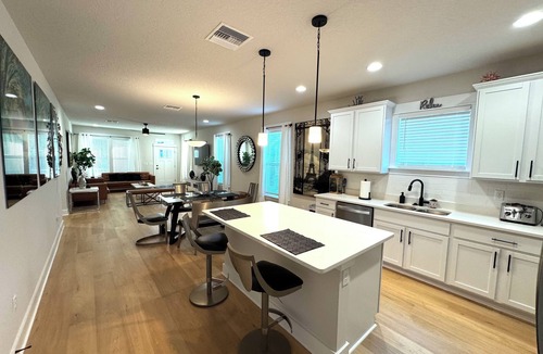 Five Points House | New Luxury Riverside Walk to Dining Sleeps 6 . Parking 3+
