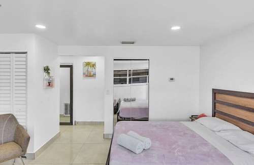Royal Poinciana House | New & Modern w/2 Beds Mins to Beach & Casino #21B