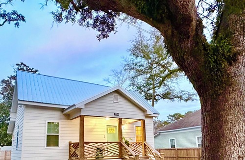 Thomasville House | New! Remodeled downtown home. Golf cart available to rent. Walk to Broad St.