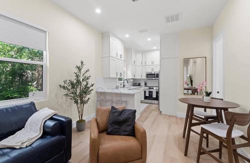 Gainesville House | Newly Built GatorHideaway, 8 walkable Blocks to Swamp, Main+Guest House
