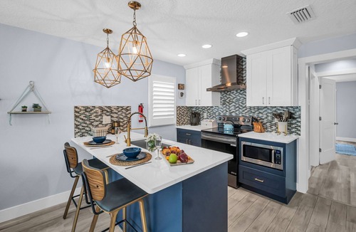 Indian Rocks Beach House | Newly Remodeled Modern Coastal Cottage- Walk to White Sand - Couples Retreat.