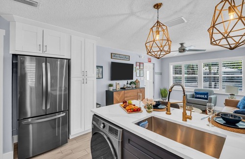 Indian Rocks Beach House | Newly Remodeled Modern Coastal Cottage- Walk to White Sand - Couples Retreat.