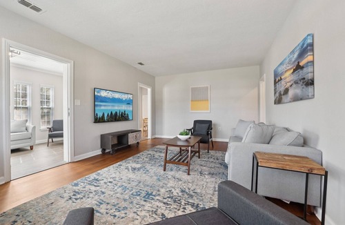 College Park House | Newly Remodeled 1BR/1BR College Park Near Downtown Sleeps 6