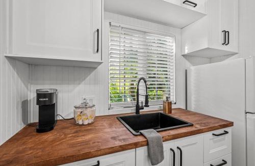 Sailboat Bend House | Newly Renovated Home- Sailboat Bend - Walk to Las Olas - 4 Miles to Beach