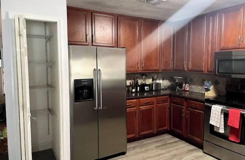 Wesley Chapel South House | NewTampa-W. Chapel 3 room 1.5 bath with a pool on 1 acre. SMOKE & PET FREE!