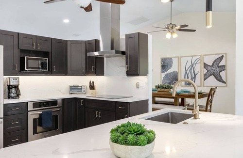 Willoughby Acres House | North Naples oasis near Mercato and beaches with screened private pool & hot tub
