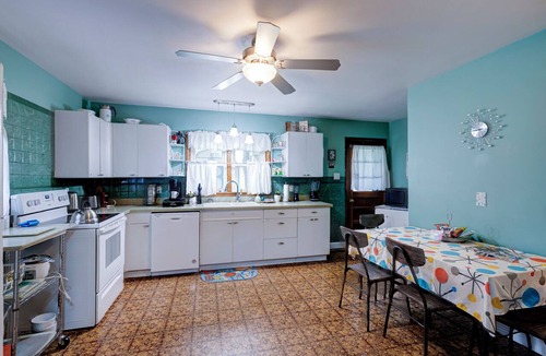 Bedford Cottage | Nostalgic Fun Mid Century Themed Cosmic Cottage~ Bedford Home Pets OK