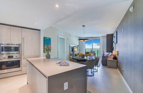 Hollywood South Central Beach Condo | Ocean Breeze Condo with Two Bedrooms and Pool