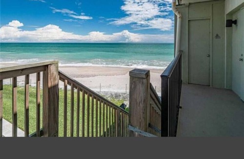 Central Beach Condo | Ocean front condo, walk to quaint Vero Beach restaurants and shops.