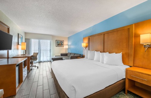 Seabreeze Park Hotel | Ocean View Stay with Pool and Parking Near Daytona Attractions | 3 Units