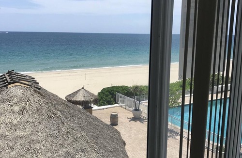 Galt Mile Condo | Oceanfront condo, beach, pool. 4 eateries on premises. Rent kayaks and jet skis.