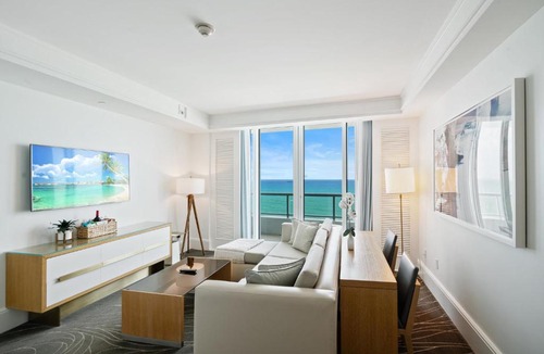 Central Beach Apartment | Oceanfront Ritz-Carlton 1 Bedroom Luxury Residence