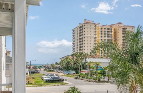 Jacksonville Beach House | Octopi the Beach - Luxury oceanside home 10 min to Mayo and pet friendly