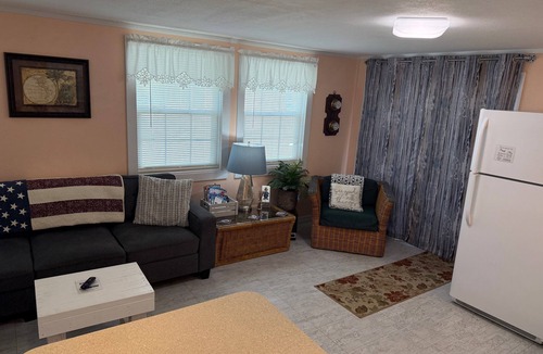 Steinhatchee House | Off Duty Retreat ~ Sleeps 10, Screen Porch, Plenty of Parking, Blackstone Grill