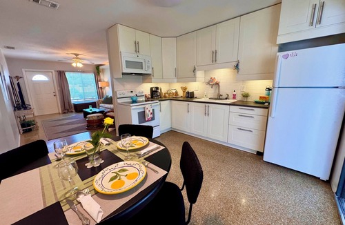 Gulfport Condo | Old Florida Vibe - St. Pete Bungalow 2-bdrm w/AC in charming Gulfport