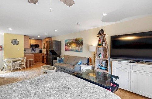 Old Town Condo | Old Town Studio Cottage with Full Kitchen, In-Unit Laundry & Shared Pool