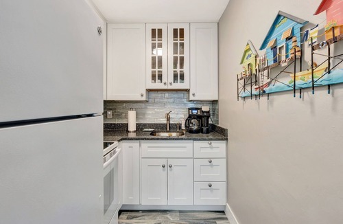 Old Naples Condo | Olde Naples beautiful Condo Steps to Pier, Beach, Sunsets and restaurants!