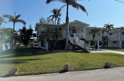 Bonita Shores House | On the Bay Charming 3br house in lovely Bonita Springs with a water front view
