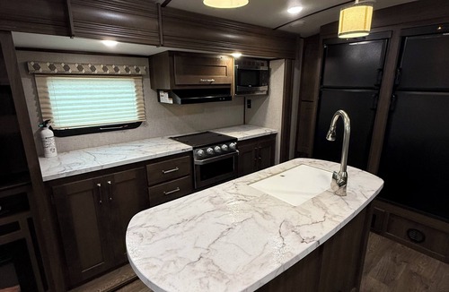 Foley House | One bedroom RV next to OWA,restaurants, waterpark, and 15 minutes from beach.