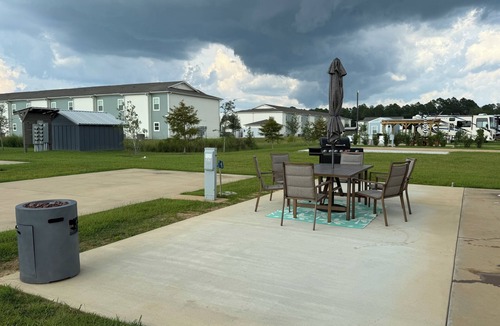 Foley House | One bedroom RV next to OWA,restaurants, waterpark, and 15 minutes from beach.