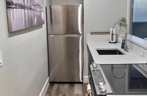 Bayshore Gardens Condo | One block from beautiful Bayshore across from iconic Bern's Steakhouse.
