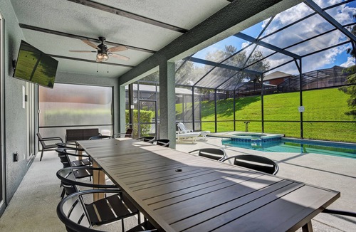 West Kissimmee Villa | Only 3 Miles to Disney! South Facing Private Pool 6 BDRM Villa w/Movie Theatre