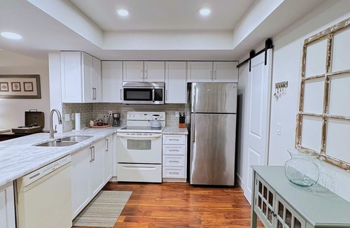 Pine Ridge House | Organic Coastal Cottage – Minutes to the Beach
