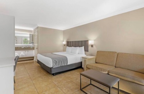 Florida Center Hotel | Orlando Adventures Start Here | 1.2 mi to Islands of Adventure | Free-Breakfast
