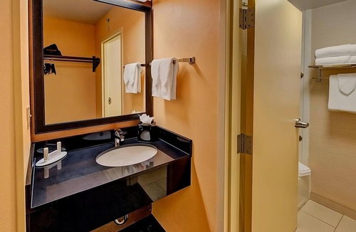 Florida Center Hotel | Orlando Vacation Spot! Near Universal Studios Orlando! Free Shuttle & Breakfast!
