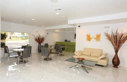 Florida Center Hotel | Outdoor Pool & Breakfast | The Perfect Home Base for Universal Orlando Adventure