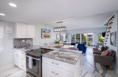 Rock Harbor Villa | Overlooking Saltwater Lagoon Free Kayaks Renovated
