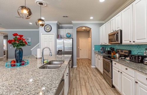 Loughman Villa | Palatial FOURTEEN-Bedroom in Solterra, 15 min to Disney!