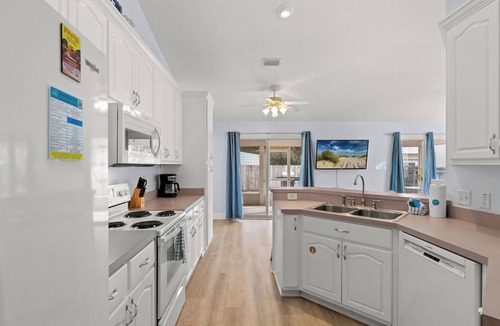 Riviera Beach House | Palm Breeze Bungalow for 10! Dog-Friendly w/Golf Cart & Awesome Back Yard!