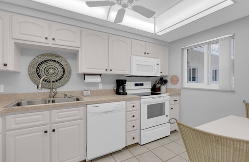 South Island Condo | Palm Trees and Tropical Breezes! 2B/2B Island Vacation Condo Beachside w/Large Pool At Discounted Price!