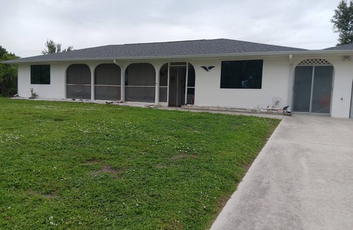 Englewood East House | Paradise getaway. Quiet , Spacious Home, Minutes to Activities and Beaches.