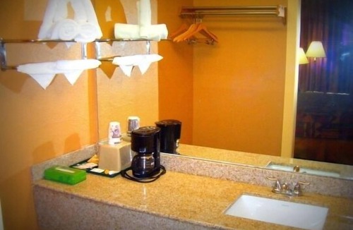 New Castle Hotel | Parkway Inn of Birmingham