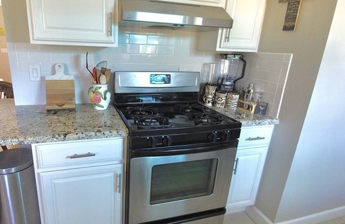 Stuart House | Parrothead Tiki - Great location with firepit, private yard and outdoor shower