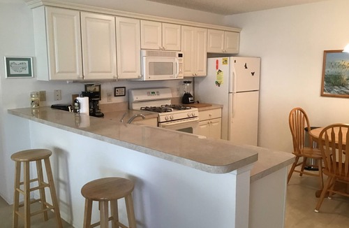 Liberty Park House | Patio Villa in St. Charles Village, GOLF CART, BBQ & WiFi included!