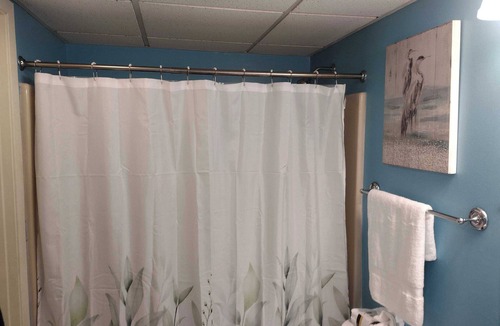 Panama City Beach Hotel | PCB Edgewater Resort Villa 2-bedroom Sleeps 8 with WiFi & A/C. Newly remodeled