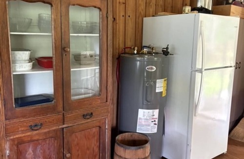 Unity Cabin | Peaceful 2-bedroom cabin with AC in welcoming Villa Ridge