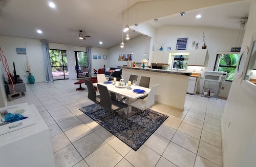 Villas House | Peaceful Gated Community, Walk to Bell Tower, Near Beach. 3 Month Min Stay